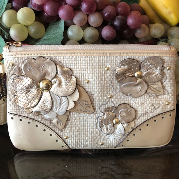 Coach Handbags - 🎉HP🎉Limited Edition Coach Flower Wristlet